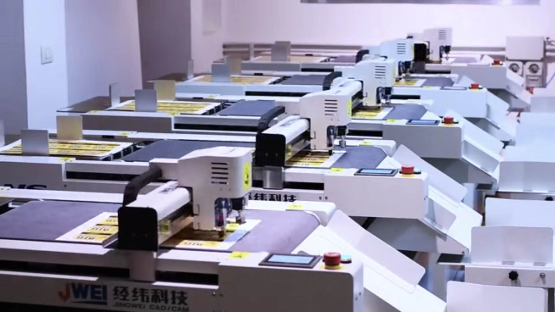 2020-5-20經緯彩盒切割機使用現場